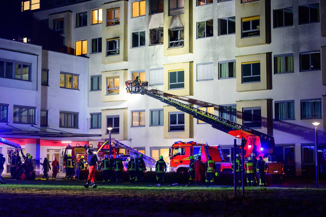 Niedersachsen, Uelzen: Einsatzkräfte arbeiten beim Brand im Krankenhaus.