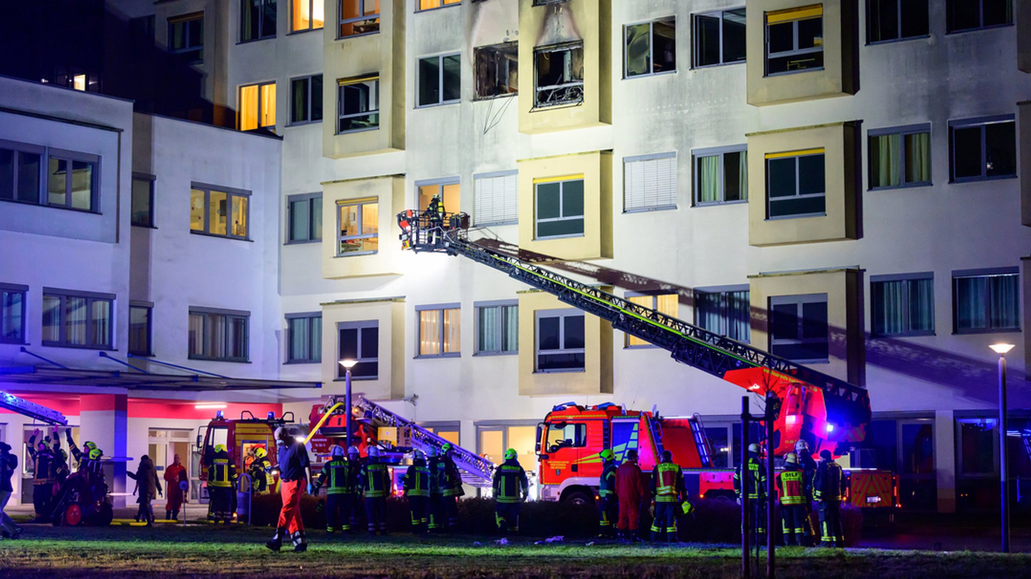 Niedersachsen, Uelzen: Einsatzkräfte arbeiten beim Brand im Krankenhaus.