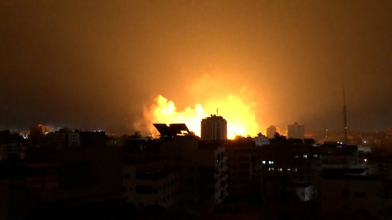 Gebäude im Feuerschein während des Beschuss des Gazastreifens