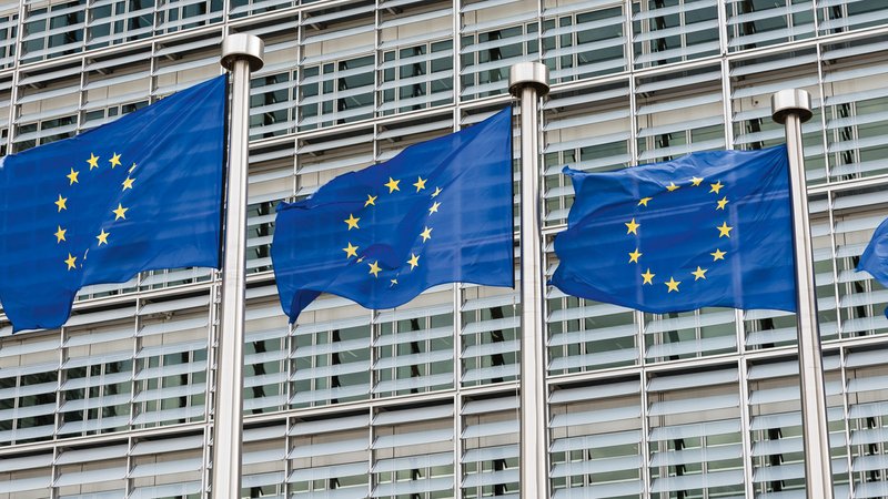 EU-Flaggen wehen vor dem Gebäude der Europäischen Kommission in Brüssel
