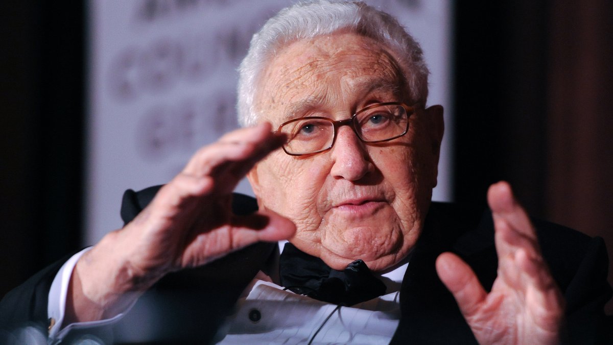 Der ehemalige Außenminister der USA, Henry Kissinger, 2014 in New York. Der in Deutschland geborene Kissinger wurde 1969 Nationaler Sicherheitsberater in den USA, 1973 dann Außenminister. Er arbeitete unter den zwei Präsidenten Nixon und Ford. Kissinger machte sich einen Namen mit der US-Geheimdiplomatie während der 1970er Jahre in Verhandlungen mit China und Vietnam. 1973 erhielt er den Friedensnobelpreis.