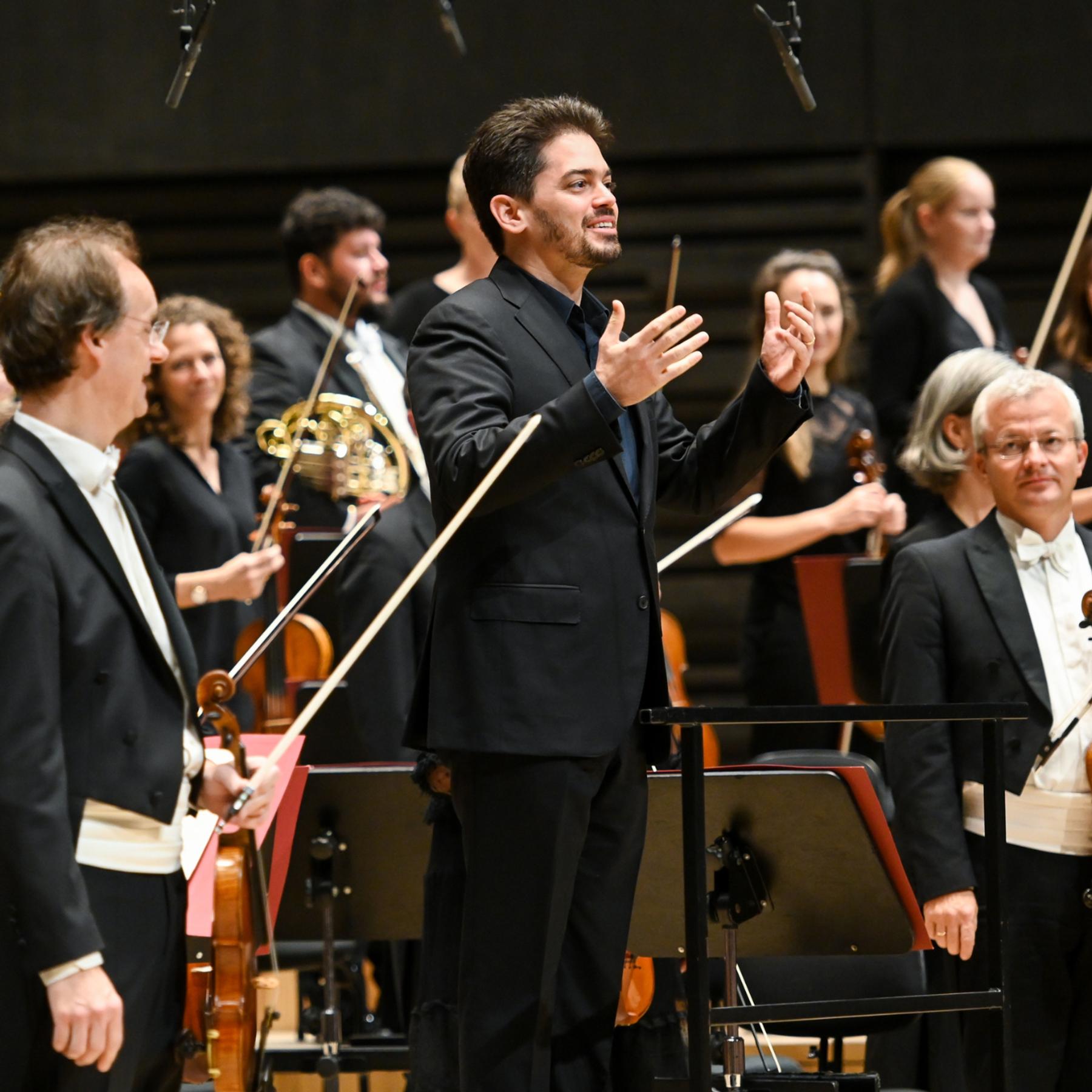 Kritik: Antrittskonzert von Lahav Shani bei den Münchner Philharmonikern episode artwork