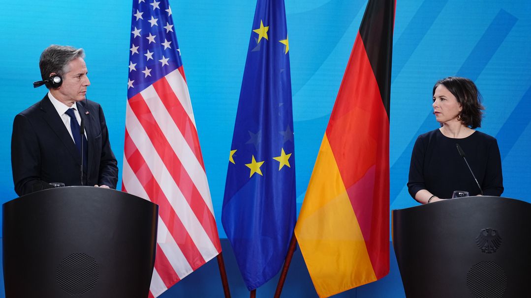 Annalena Baerbock (Bündnis 90/Die Grünen), Außenministerin von Deutschland, gibt mit ihrem Amtskollegen aus den USA, Antony Blinken, eine Pressekonferenz