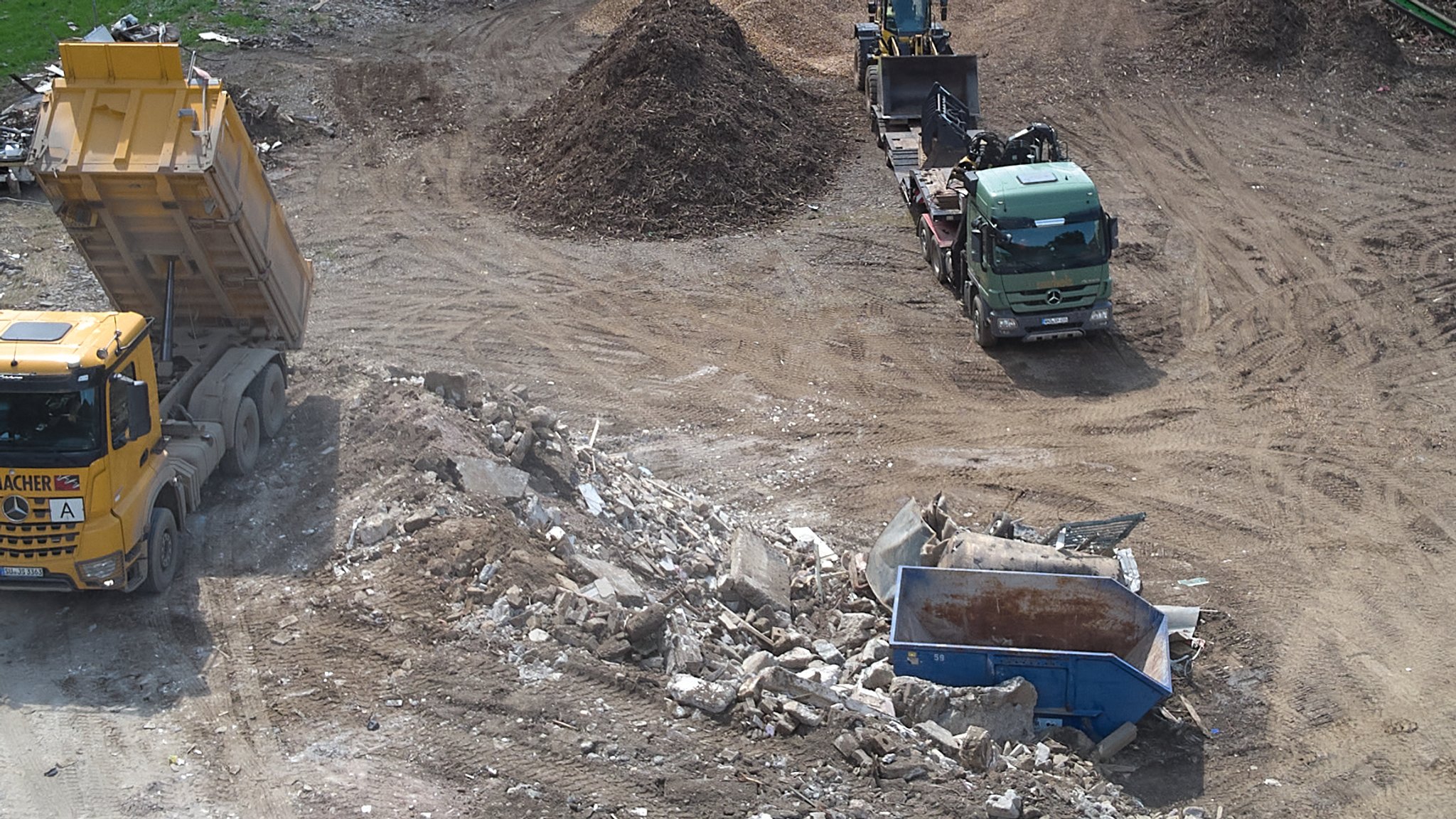 Laster auf einer Bauschutt-Deponie