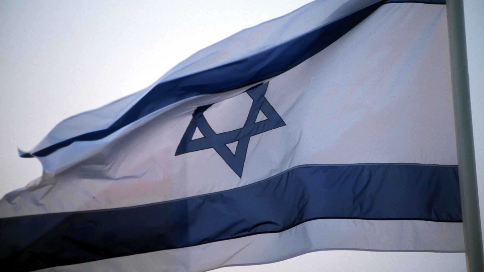 Eine blau-weiße Israel-Flagge mit Davidstern weht im Wind.