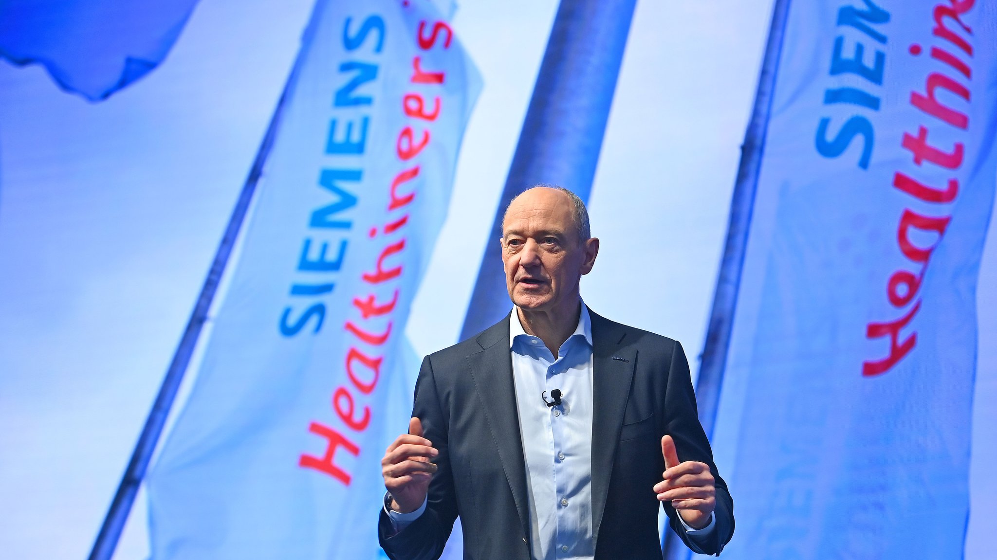 Roland Busch,Vorsitzender des Vorstands der Siemens AG vor Fahnen von Siemens Healthineers
