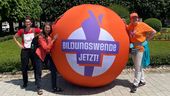 Drei Frauen stehen an einem orangenen Ball, auf dem "Bildungswende Jetzt!" steht. | Bild:Bündnis "Bildungswende Jetzt!"