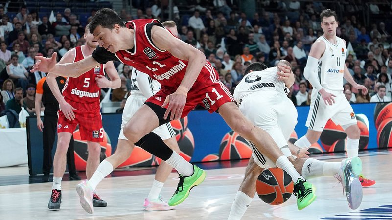 Ausgerutscht in Madrid: Vladimir Lucic im roten FCBB-Trikot | Bild: picture-alliance/dpa Ausgerutscht in Madrid: Vladimir Lucic im roten FCBB-Trikot