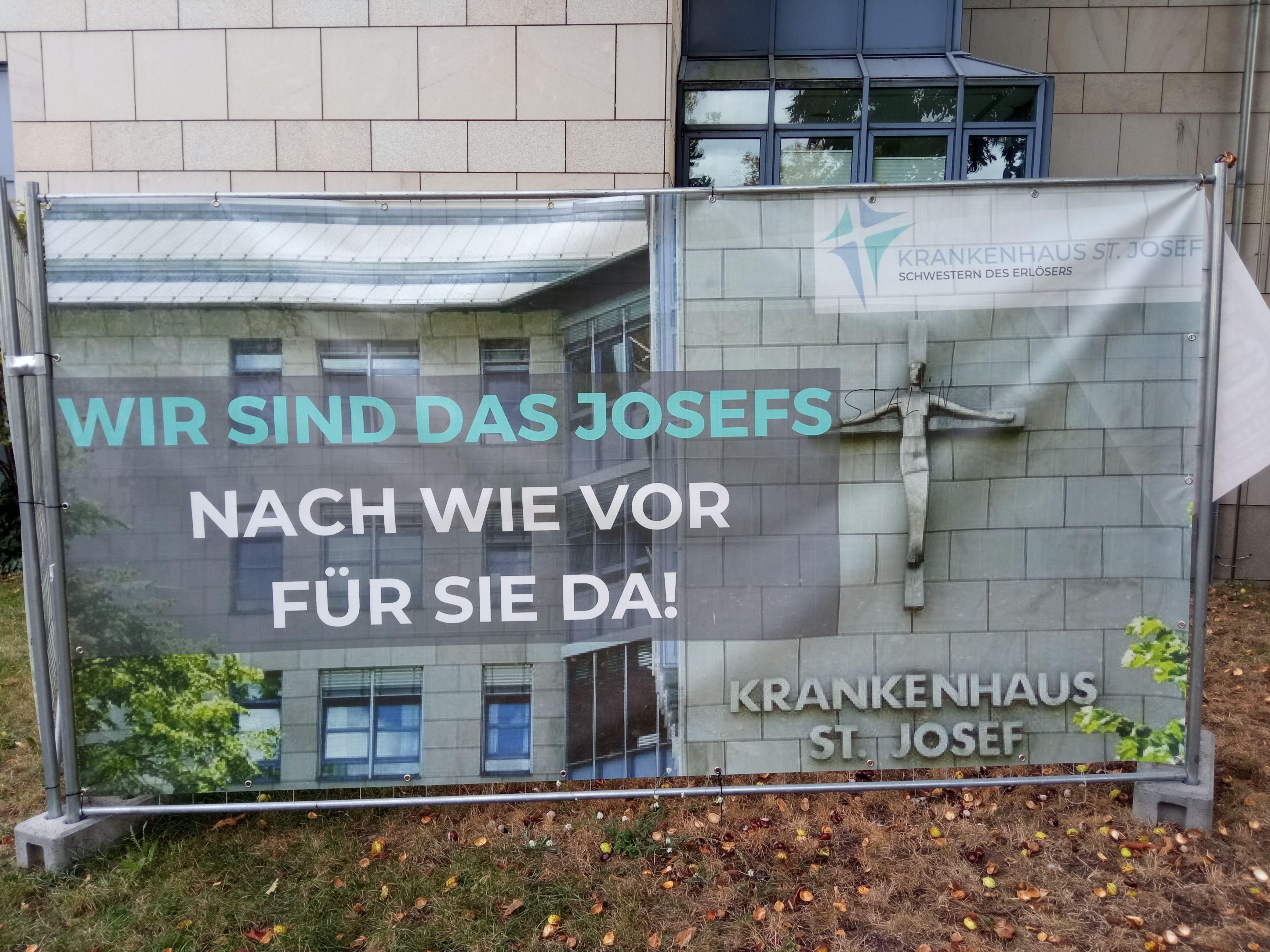 Spruchband am St. Josef Krankenhaus in Schweinfurt