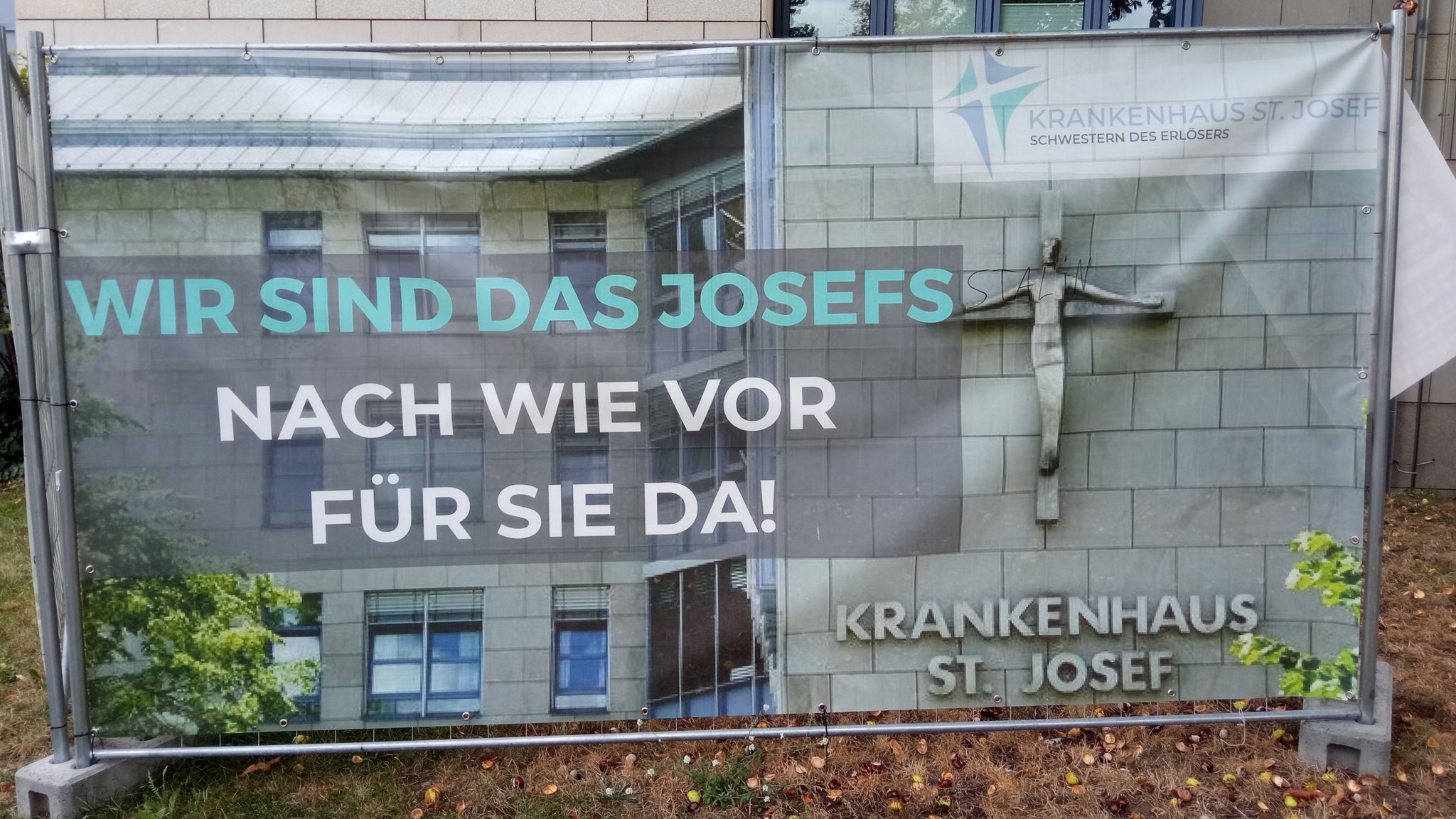 Spruchband am St. Josef Krankenhaus in Schweinfurt