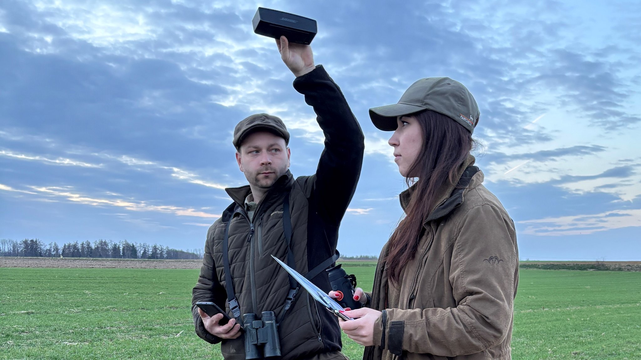 Jägerin Diana Merkle und Revierjadgmeister Christian Hembes beim Rebhuhn zählen.