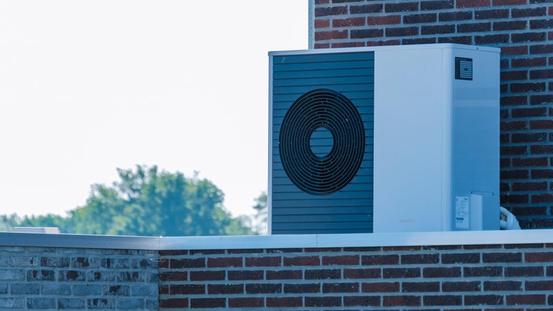 Wärmepumpe vor Hauswand | Bild: picture alliance / Zoonar | Fokke Baarssen Wärmepumpe vor Hauswand