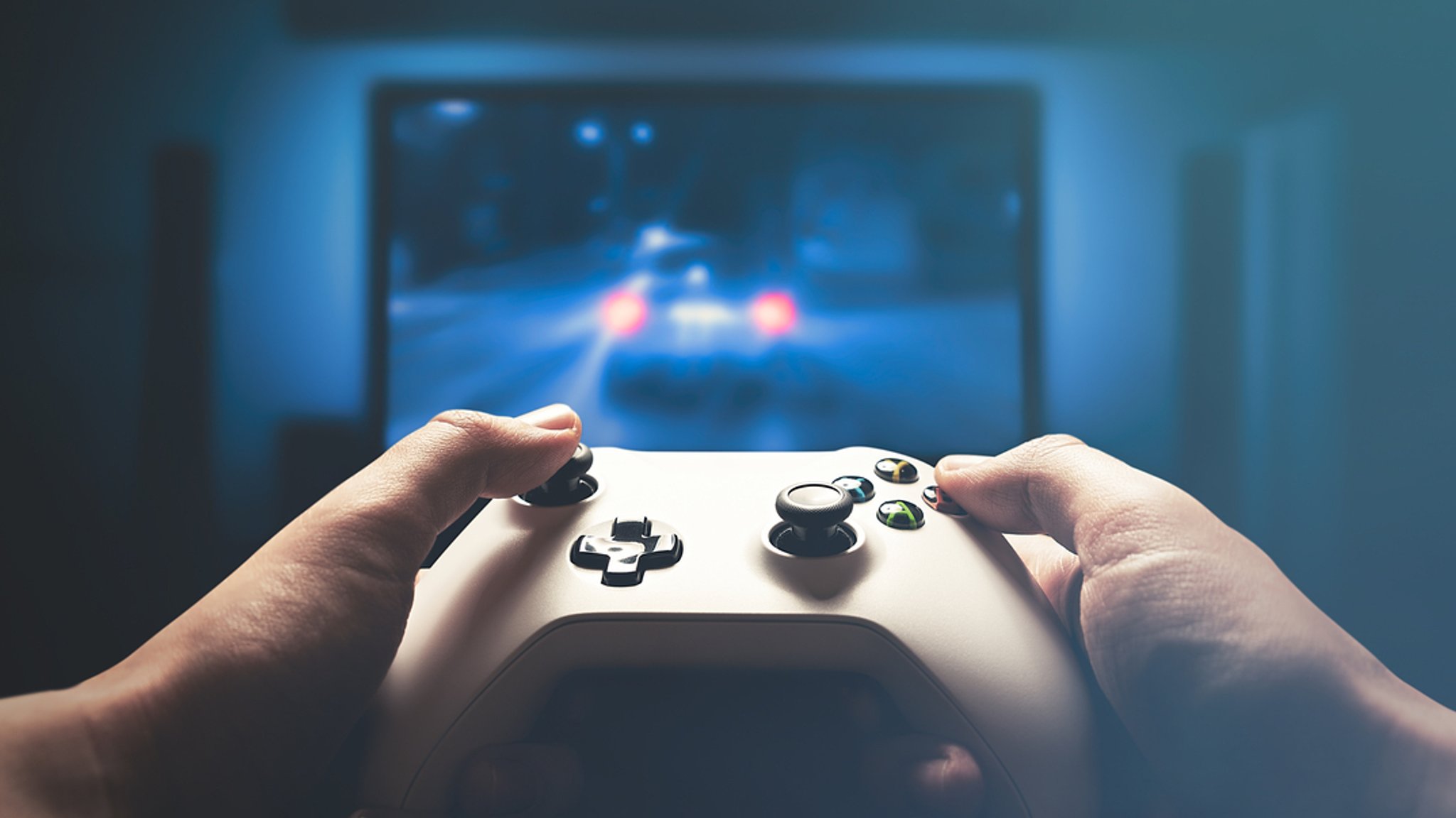 EIn Mensch hält vor einem Bildschirm ein Gamepad. | Bild: stock.adobe.com/Proxima Studio EIn Mensch hält vor einem Bildschirm ein Gamepad.