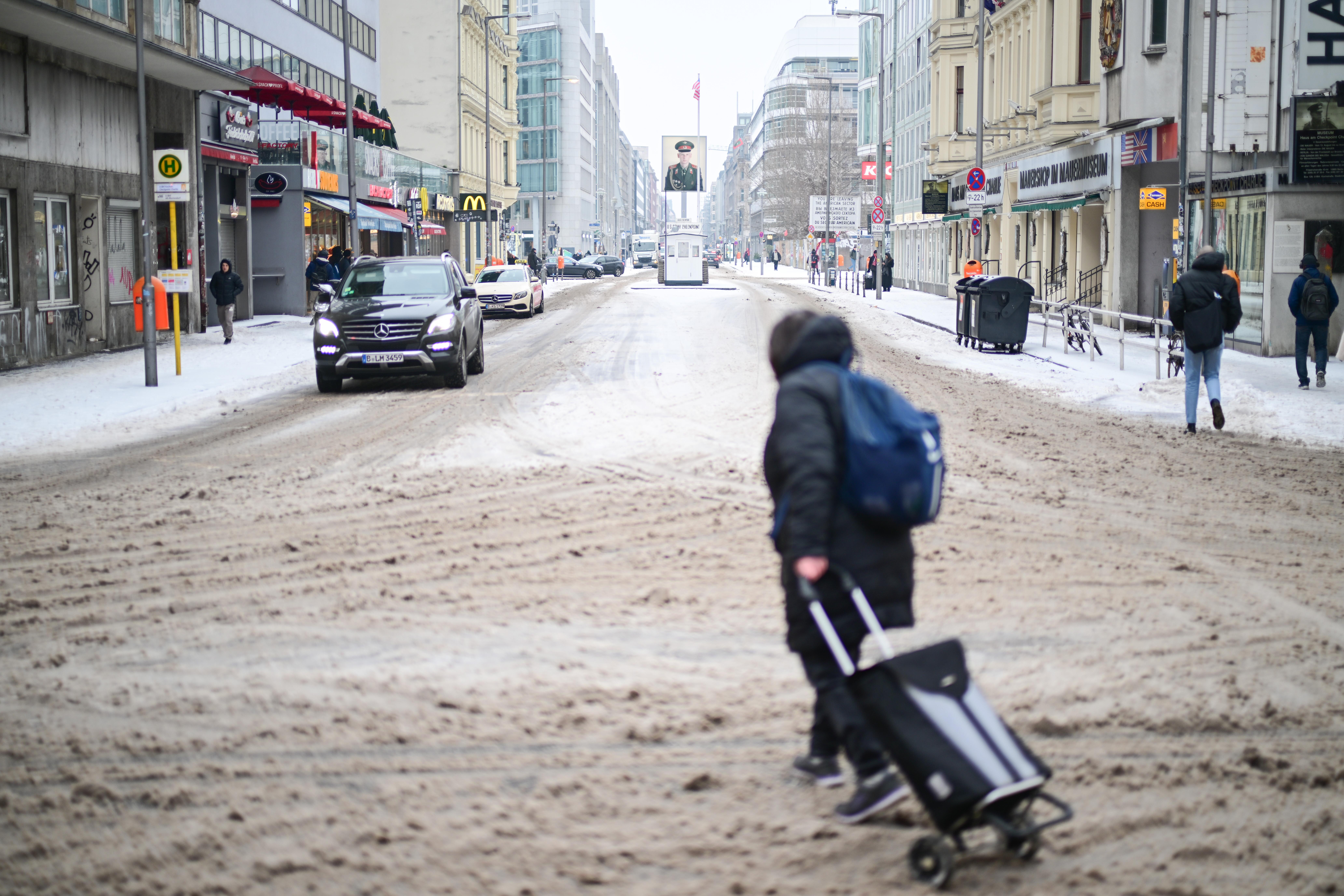 Schneebedeckte Straße in Berlin