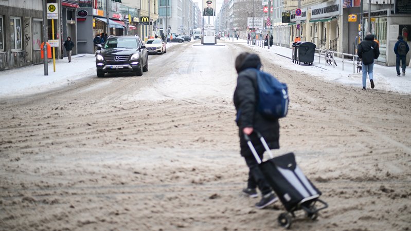 Schneebedeckte Straße in Berlin | Bild: pa/dpa/ Sebastian Gollnow Schneebedeckte Straße in Berlin