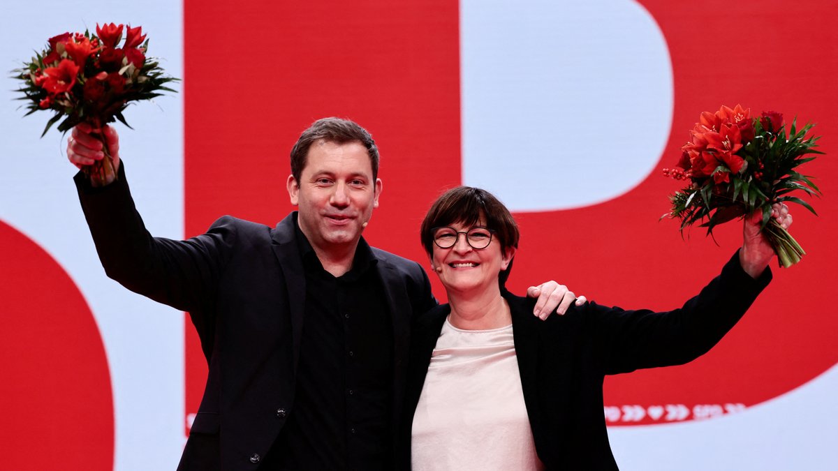 Der SPD-Bundesparteitag hat den bisherigen Generalsekretär Lars Klingbeil (l.) und die bisherige Co-Vorsitzende Saskia Esken zur neuen Doppelspitze gewählt.