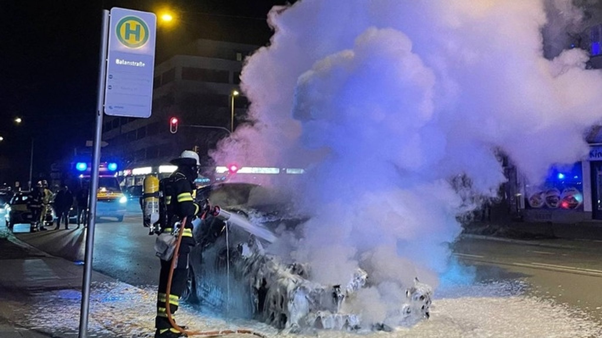 Feuerwehr löscht den Fahrzeugbrand in der Chiemgaustraße