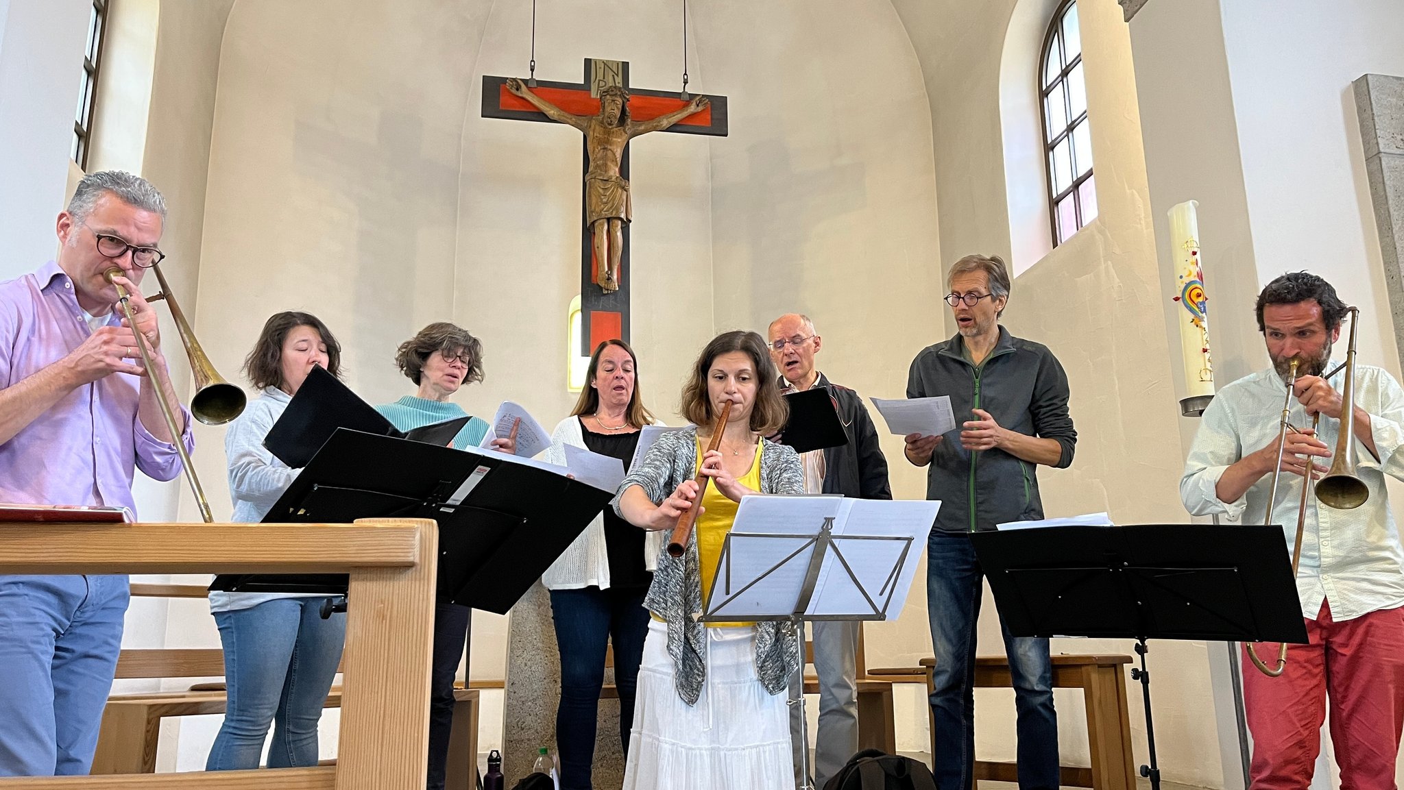 Ein Ensemble mit Sängern und Musikern musiziert in der Kirche St. Max in Bad Faulenbach