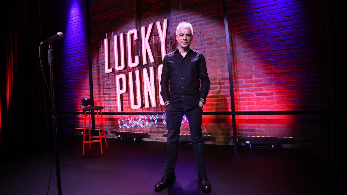Michael Mittermeier auf der Bühne seines "Lucky Punch Comedy Clubs"