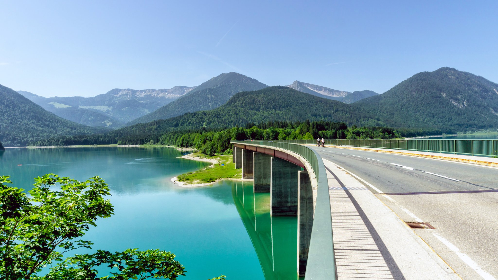 Speichersee-Idyll: Der Sylvensteinsee im Landkreis Bad Tölz-Wolfratshausen (Archivbild). Blick von der Brücke auf türkisblaues Wasser im See, dahinter Bergpanorama. | Bild: stock.adobe.com Speichersee-Idyll: Der Sylvensteinsee im Landkreis Bad Tölz-Wolfratshausen (Archivbild). Blick von der Brücke auf türkisblaues Wasser im See, dahinter Bergpanorama.