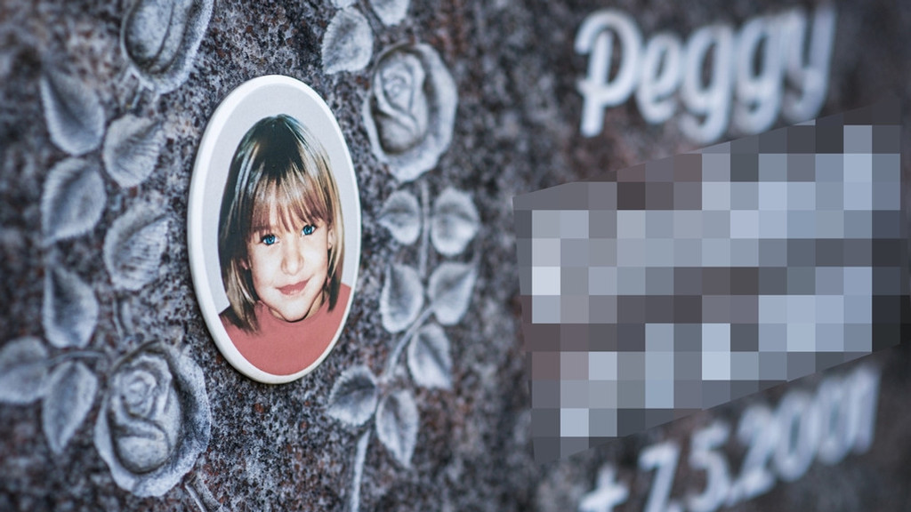 Peggys Foto und Name auf einem Grabstein. 