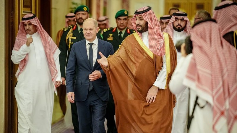 Zum Auftakt seiner zweitägigen Reise durch die Golfregion hat Bundeskanzler Olaf Scholz (SPD) den saudi-arabischen Kronprinzen Mohammed bin Salman in der Hafenstadt Dschidda getroffen.