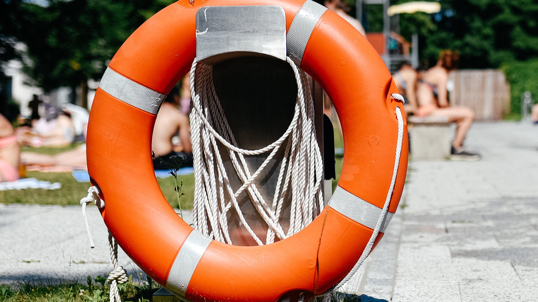 Ein Rettungsreifen im Schwimmbad