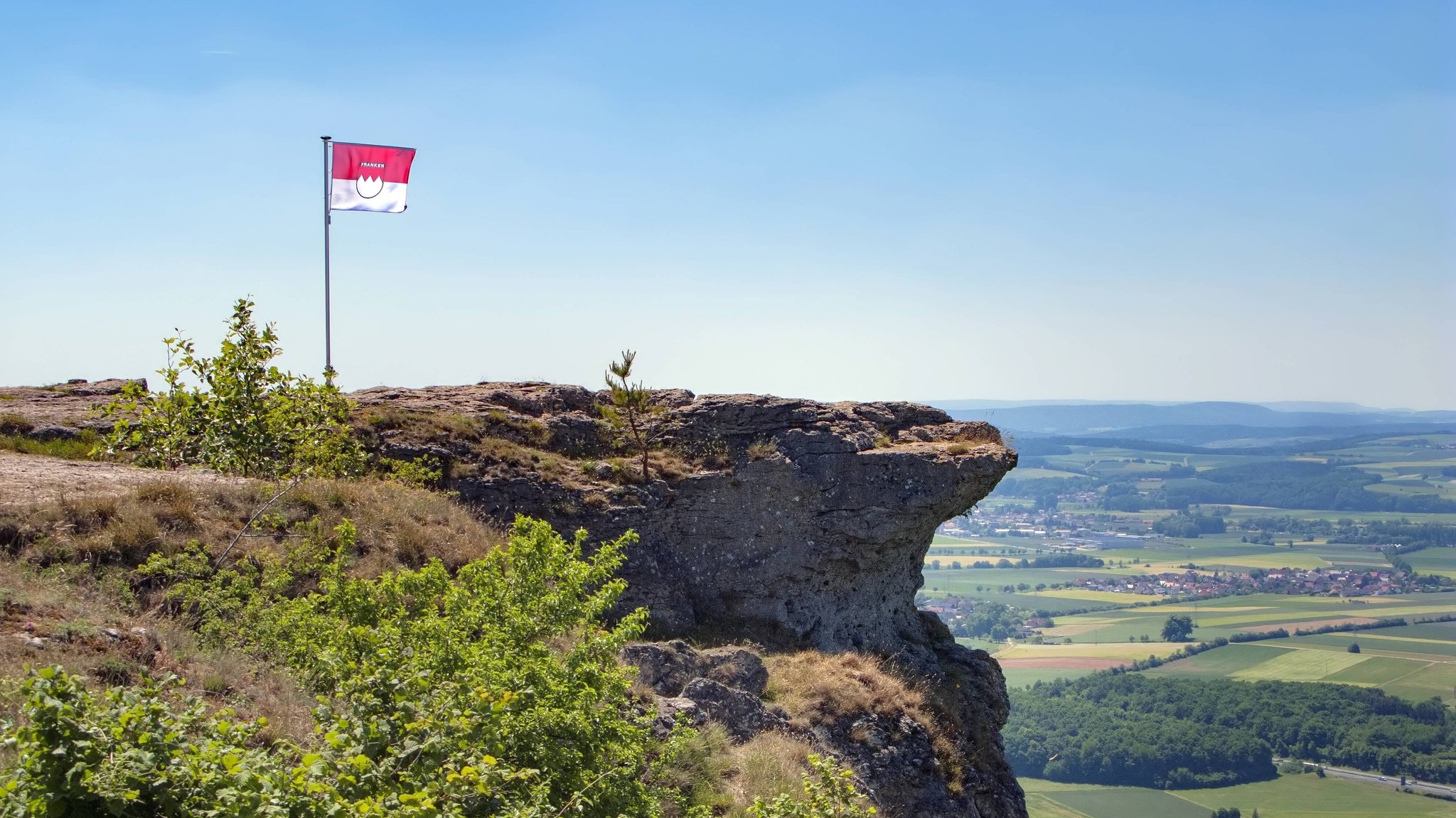 Das Frankenlied wurde 1861 veröffentlicht und stammt aus der Feder von Victor von Scheffel. In den sechs Strophen beschreibt er, was er von dem im Landkreis Lichtenfels gelegenen Staffelberg (siehe Bild) aus alles sehen kann.