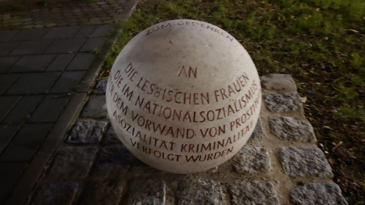 Eine Steinkugel mit der Aufschrift "An die lesbischen Frauen die im Nationalsozialismus (...) verfolgt wurden.