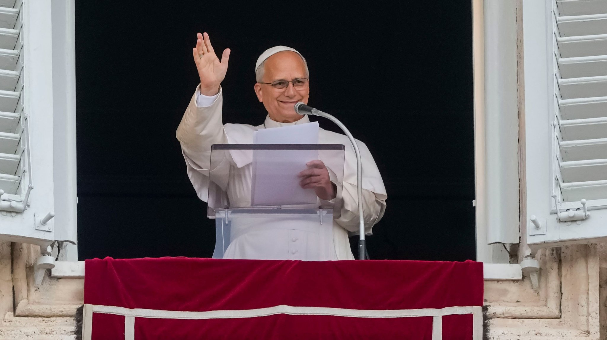 dpatopbilder - 18.10.2026, Vatikan, Vatikanstadt: Papst Leo XIV. erscheint am Fenster seines Arbeitszimmers im Apostolischen Palast mit Blick auf den Petersplatz im Vatikan, um nach dem Angelusgebet den traditionellen Mittagssegen zu erteilen, einen Tag nach seiner Rückkehr aus dem Krankenhaus, wo ihm am Dienstag ein Lungenkrebs entfernt worden war. Foto: Alessandra Tarantino/AP/dpa +++ dpa-Bildfunk +++
