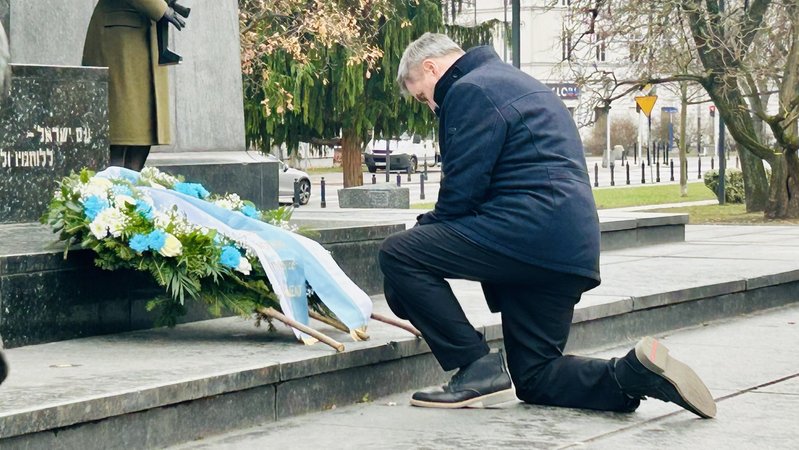 Mit einem Kniefall vor dem Denkmal der Helden des Warschauer Ghettos gedenkt Bayerns Ministerpräsident Söder den Opfern des Nationalsozialismus. | Bild: pa/dpa/Marco Hadem Mit einem Kniefall vor dem Denkmal der Helden des Warschauer Ghettos gedenkt Bayerns Ministerpräsident Söder den Opfern des Nationalsozialismus.