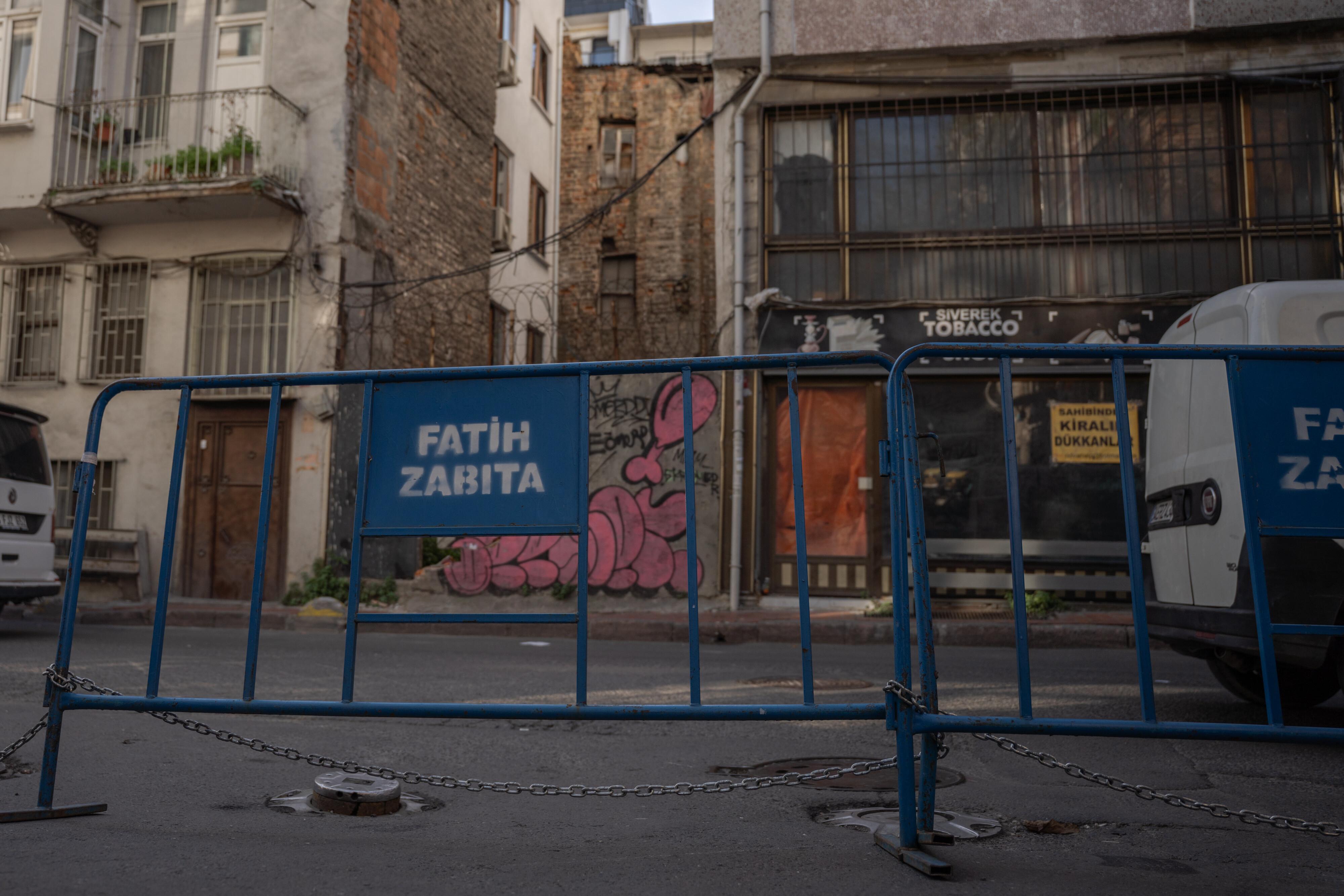 In der Nähe des Hotels im Stadtteil Fatih sind Absperrungen der türkischen Stadtpolizei zu sehen.