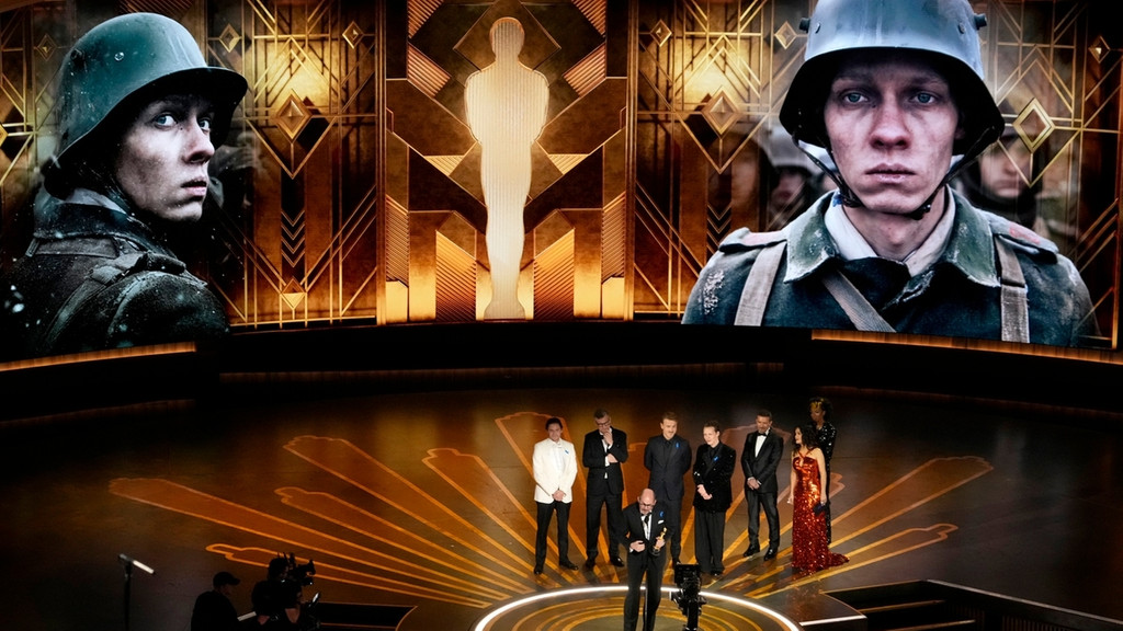 dpatopbilder - 12.03.2023, USA, Los Angeles: Regisseur Edward Berger (vorne) nimmt den Preis für «Im Westen nichts Neues» aus Deutschland für den besten internationalen Spielfilm bei der Oscar-Vverleihung im Dolby Theatre in Los Angeles entgegen. Hinten stehen Daniel Brühl (l-r), Malte Grunert, Albrecht Schuch, Felix Kammerer, Antonio Banderas und Salma Hayek. Foto: Chris Pizzello/Invision/AP +++ dpa-Bildfunk +++ | Bild: dpa-Bildfunk/Chris Pizzello dpatopbilder - 12.03.2023, USA, Los Angeles: Regisseur Edward Berger (vorne) nimmt den Preis für «Im Westen nichts Neues» aus Deutschland für den besten internationalen Spielfilm bei der Oscar-Vverleihung im Dolby Theatre in Los Angeles entgegen. Hinten stehen Daniel Brühl (l-r), Malte Grunert, Albrecht Schuch, Felix Kammerer, Antonio Banderas und Salma Hayek. Foto: Chris Pizzello/Invision/AP +++ dpa-Bildfunk +++