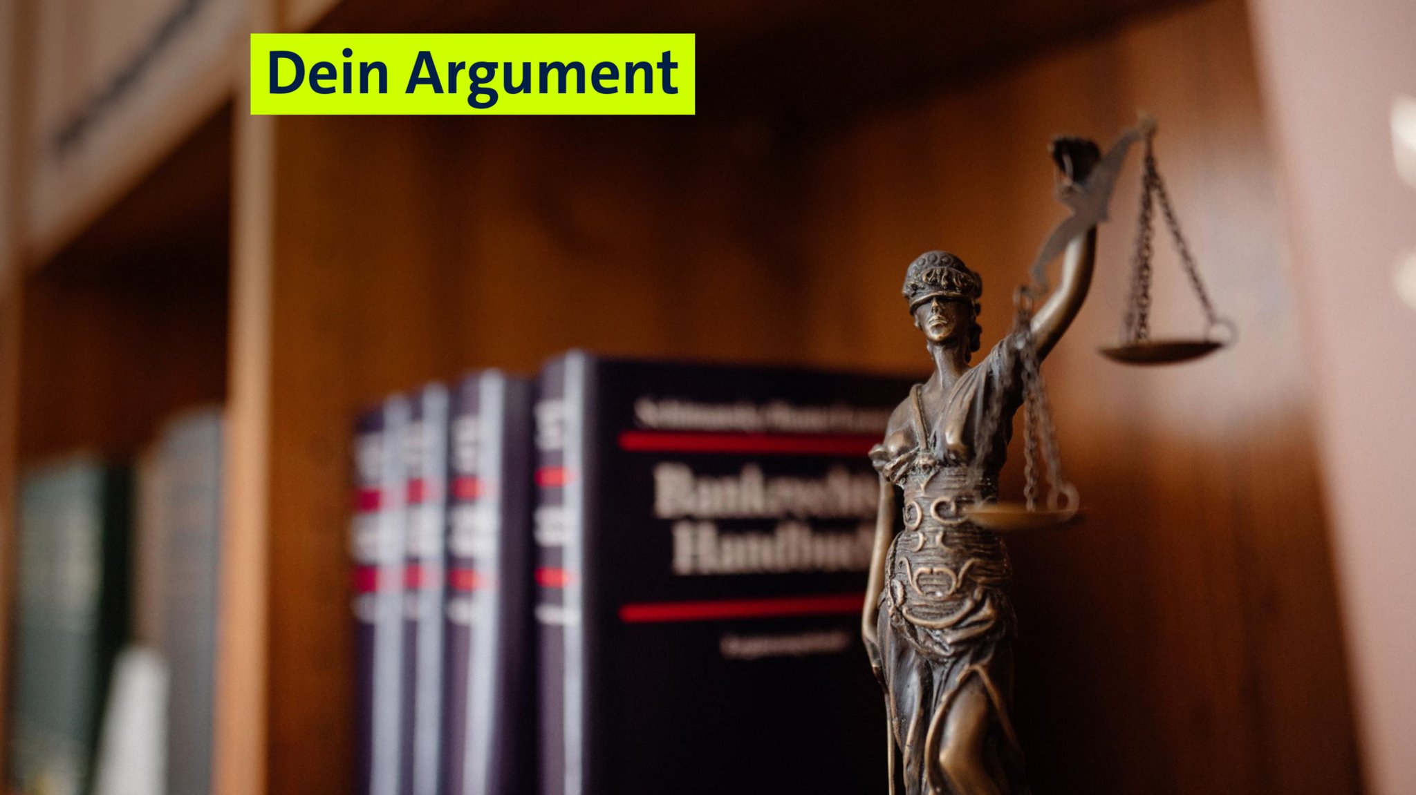 Eine Justitia-Figur steht in einem Regal.