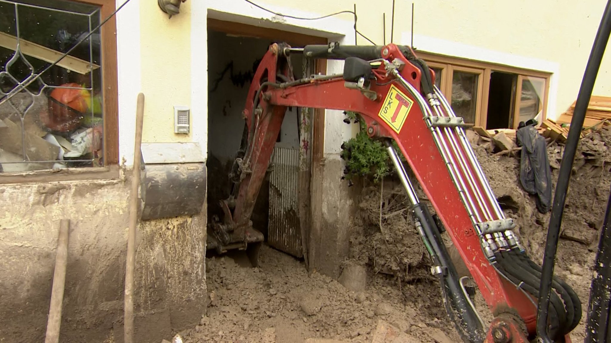 Am Tag nach dem Unwetter im Berchtesgadener Land werden die Ausmaße allmählich sichtbar. In Schönau lief in einigen Häusern das Erdgeschoss regelrecht mit einem betonartigen Gemisch aus Geröll, Schlamm und Wasser voll.