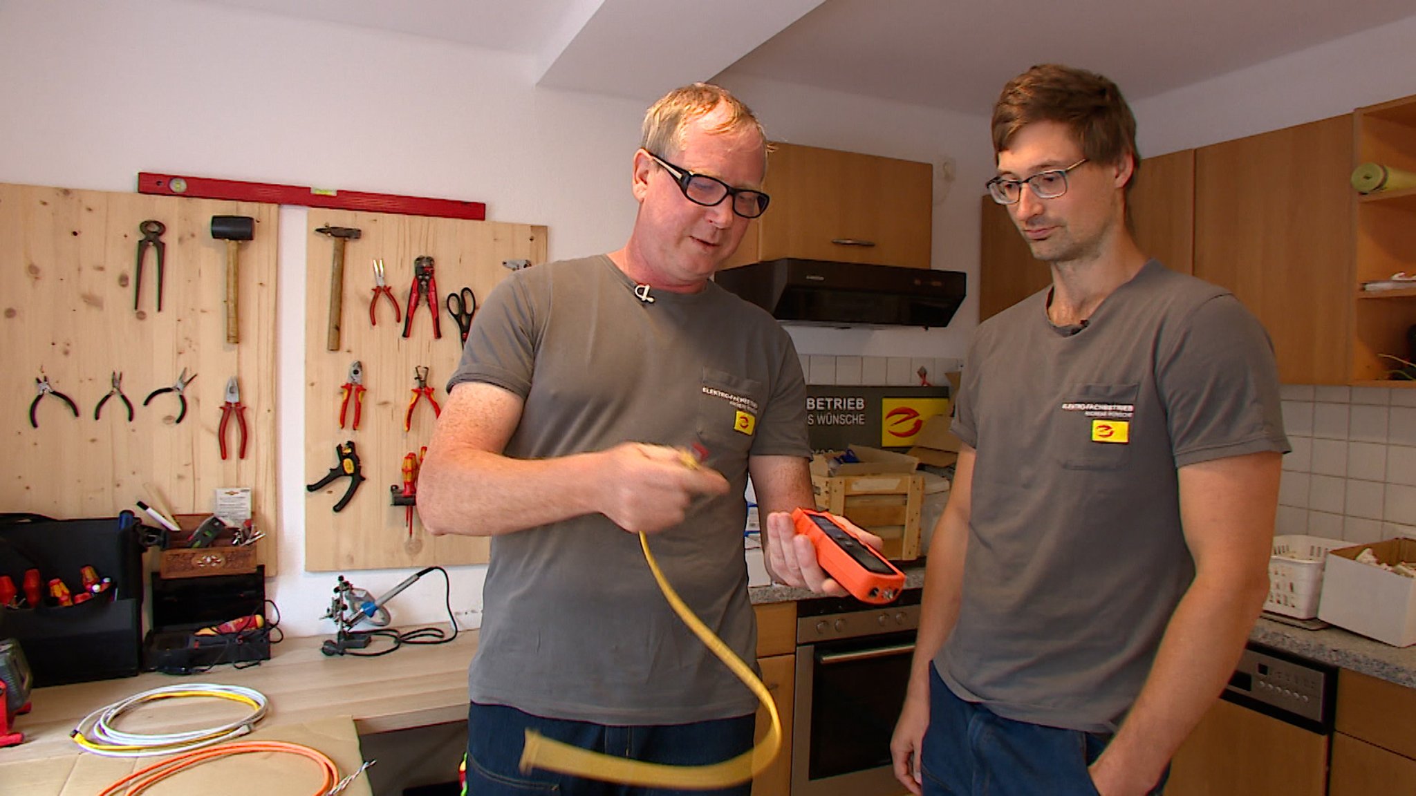 Seit Oktober 2022 macht Paul Hüttner (r.) eine Teilzeit-Ausbildung zum Elektroniker für Energie- und Gebäudetechnik bei Andreas Wünsche.