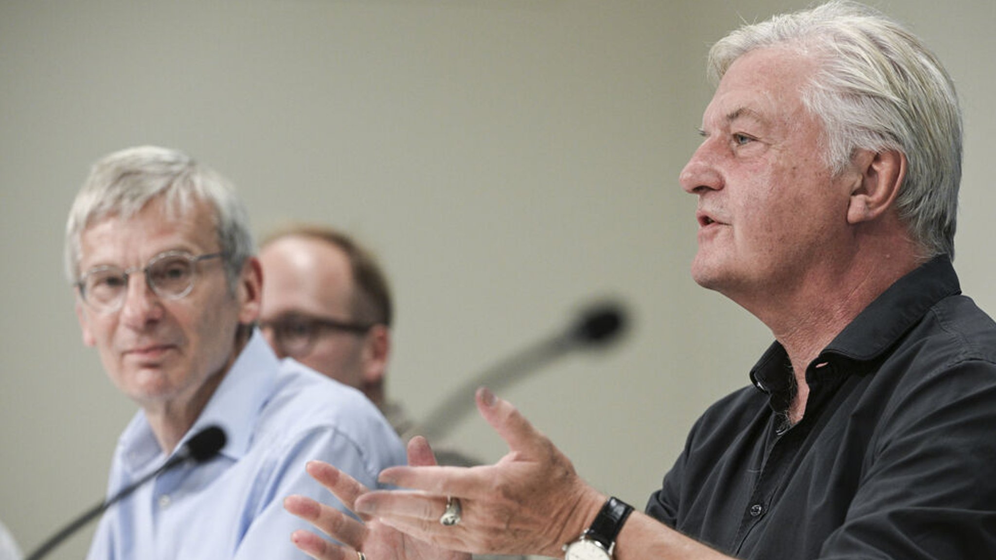 Brandenburgs AfD-Landtags-Fraktionschef Hans-Christoph Berndt (l) und Jürgen Elsässer, Chefredakteur Compact-Magazin bei einer Pressekonferenz zur vorläufigen Aufhebung des Verbots der Zeitschrift Compact 