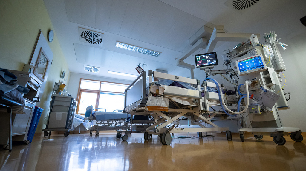 Ein Intensivbett für einen Covid-19-Patienten. | Bild: dpa-Bildfunk/Sebastian Gollnow Ein Intensivbett für einen Covid-19-Patienten.