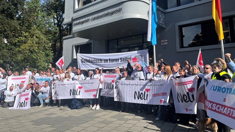 Rund 50 Teilnehmende demonstrierten nach einem Aufruf von Verdi vor dem Arbeitsgericht in München. | Bild: BR / Leon Wohlleben Rund 50 Teilnehmende demonstrierten nach einem Aufruf von Verdi vor dem Arbeitsgericht in München.