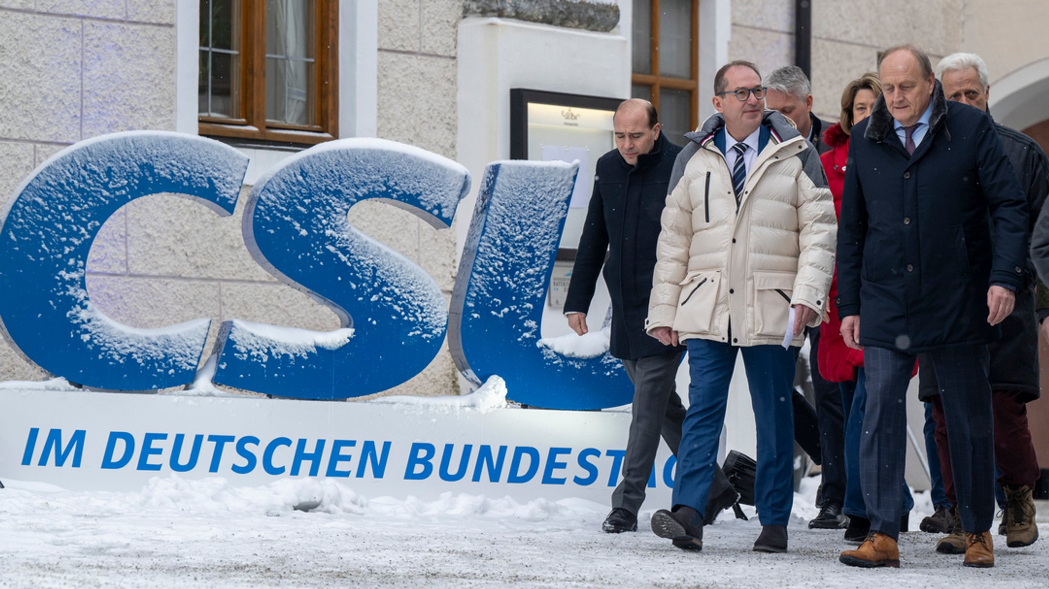 Joachim Rukwied (r.), Präsident des Deutschen Bauernverbandes, und Alexander Dobrindt, CSU-Landesgruppenchef, begleitet von weiteren Abgeordneten