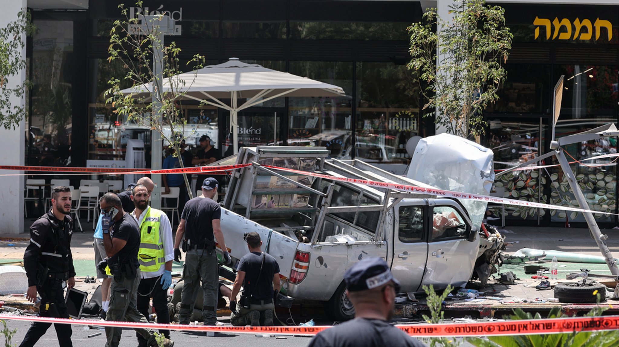 Israelische Sicherheits- und Rettungskräfte inspizieren den Ort eines mutmaßlichen Anschlags mit einem Auto in Tel Aviv.