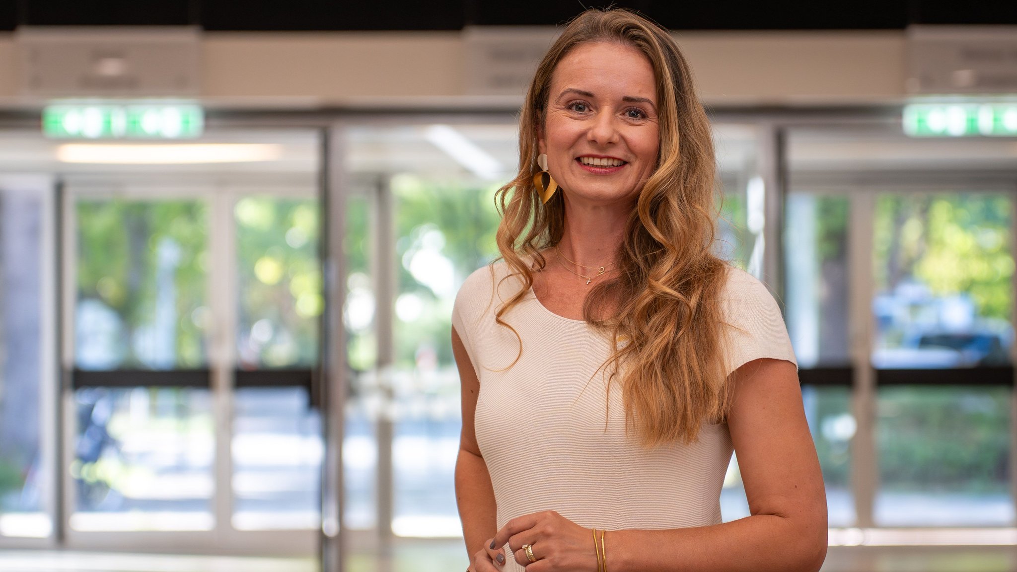 Madeleine Landlinger lächelt in die Kamera. | Bild: BR/Henry Lai Madeleine Landlinger lächelt in die Kamera.
