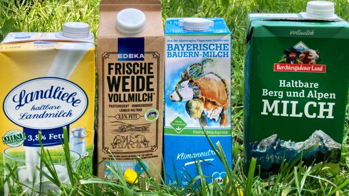 Vier Milchverpackungen, auf denen mit den Begriffen "Land", "Weide", "Bayerisch", "Berg" und "Alpen" geworben wird