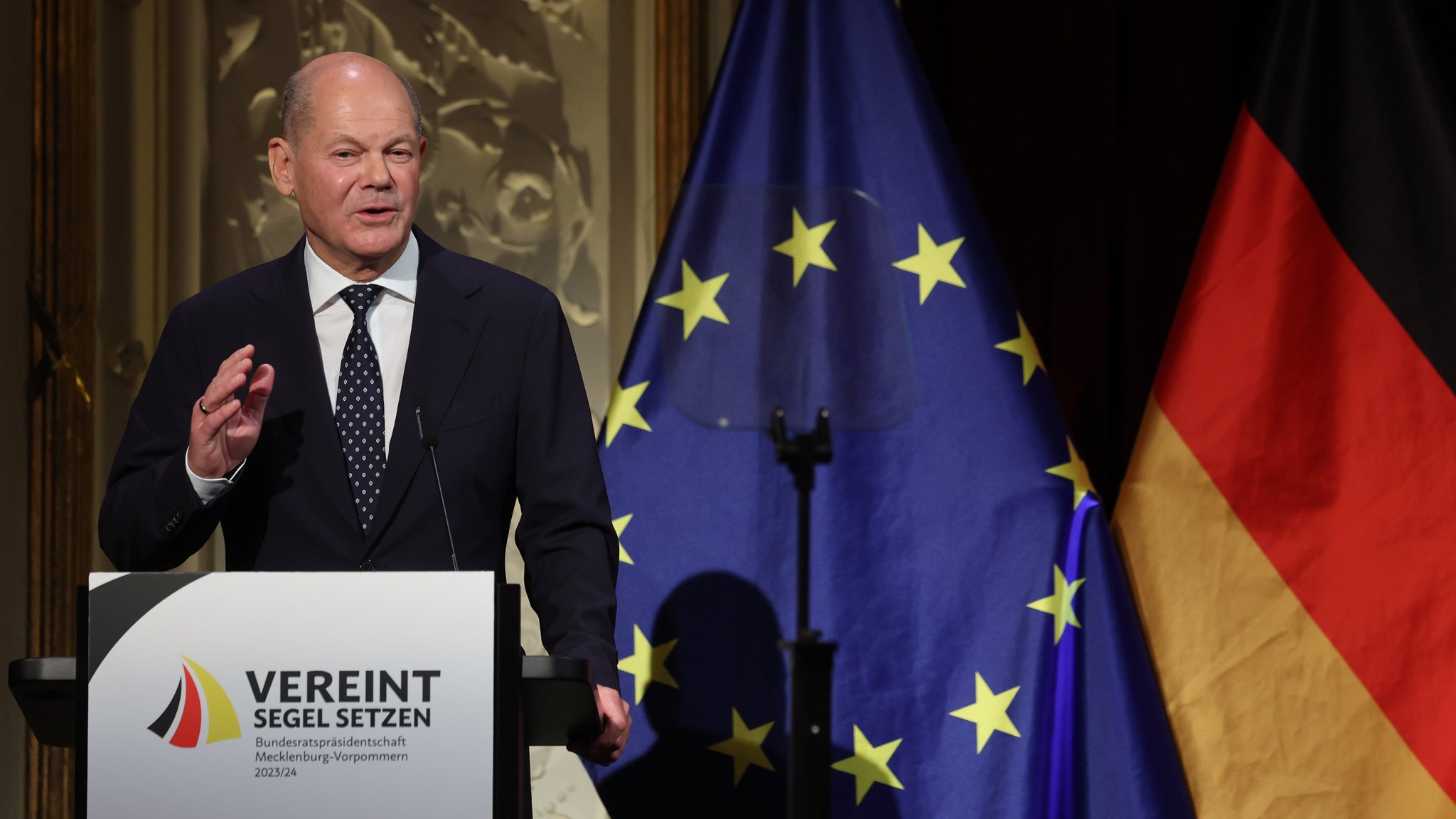 Bundeskanzler Olaf Scholz spricht auf dem Festakt im Mecklenburgischen Staatstheater. 