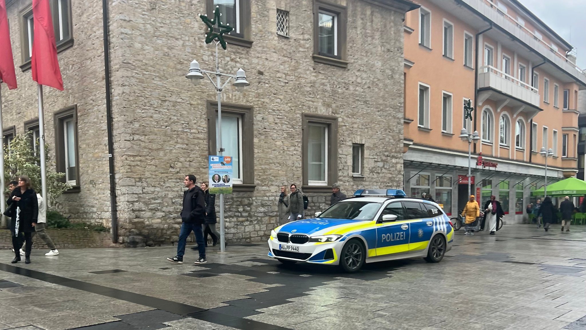 Ein Polizeiauto vor der Bank-Filiale am Schweinfurter Roßmarkt