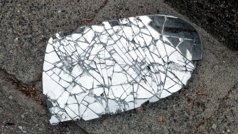 Ein zerbrochener Auto-Seitenspiegel liegt auf der Straße. | Bild: dpa Ein zerbrochener Auto-Seitenspiegel liegt auf der Straße.