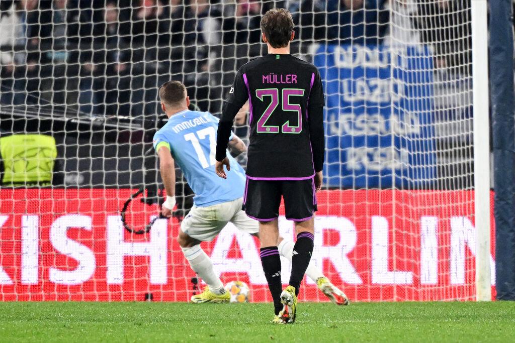 14.02.2024, Italien, Rom: Fußball: Champions League, Lazio Rom - Bayern München, K.o.-Runde, Achtelfinale, Hinspiele, Stadio Olimpico di Roma. Roms Ciro Immobile erzielt per Foulelfmeter das 1:0.