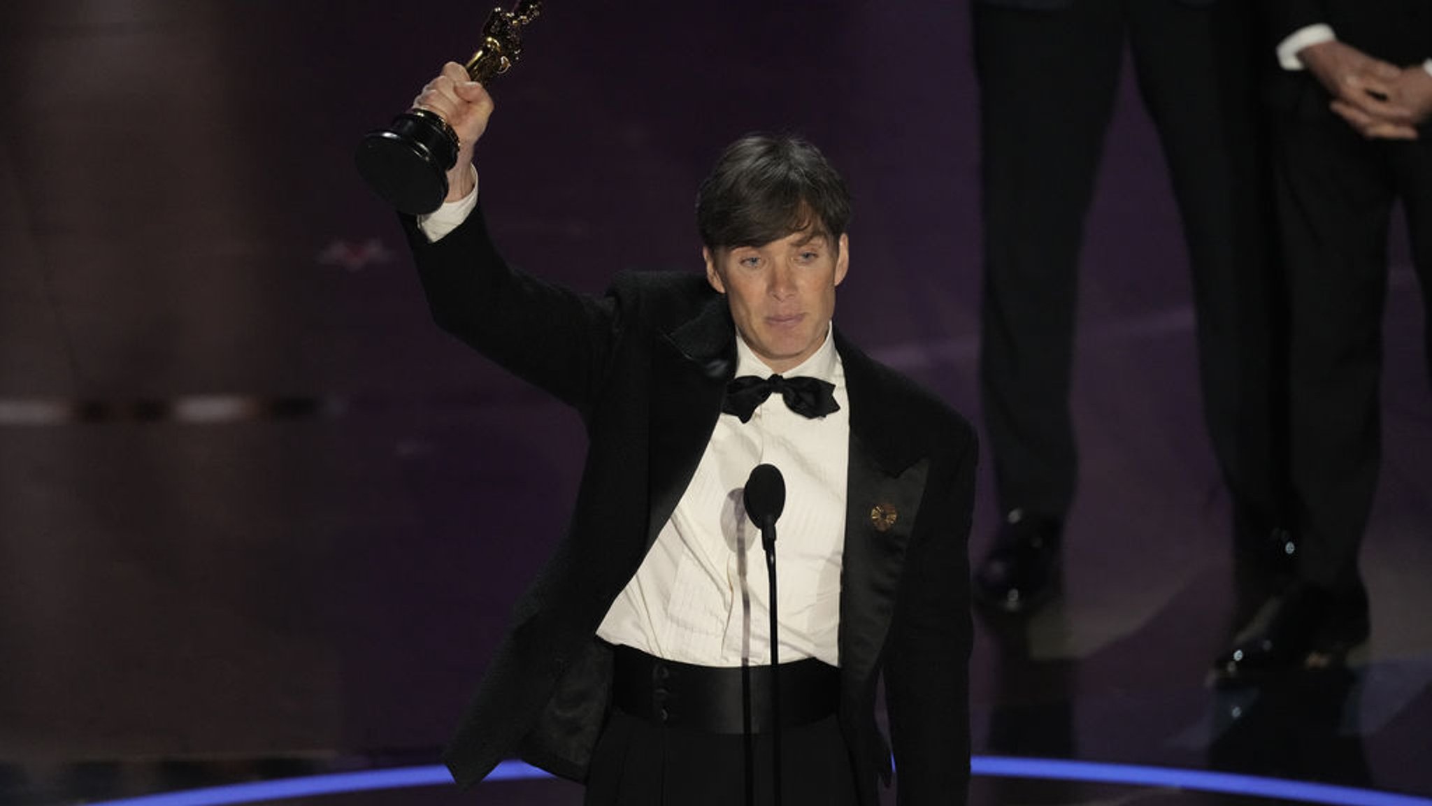 10.03.2024, USA, Los Angeles: Cillian Murphy nimmt den Preis für die beste Leistung eines Hauptdarstellers für "Oppenheimer" während der Oscarverleihung im Dolby Theatre in Los Angeles entgegen. Die Academy Awards, auch Oscars genannt, werden in der Nacht zum 96. Mal vergeben. Foto: Chris Pizzello/Invision via AP/dpa +++ dpa-Bildfunk +++