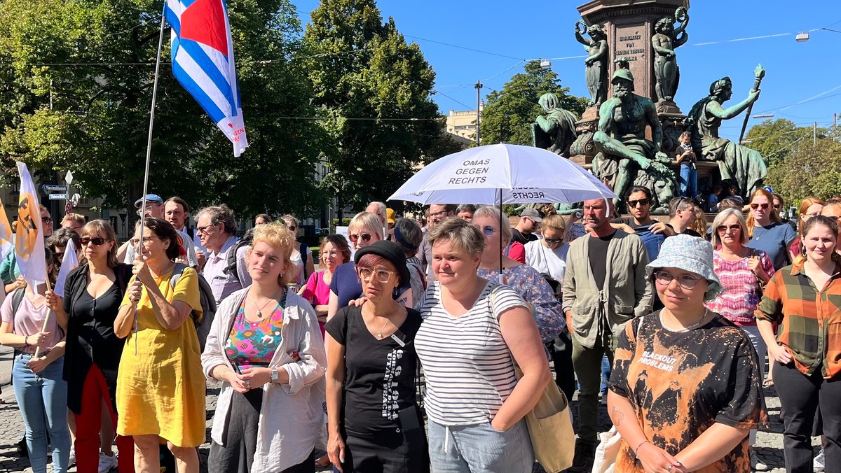Rund 150 Menschen treffen sich zur Mahnwache am Maxmonument vor dem Landtag unter dem Motto "Meine Mittagspause für die Demokratie".