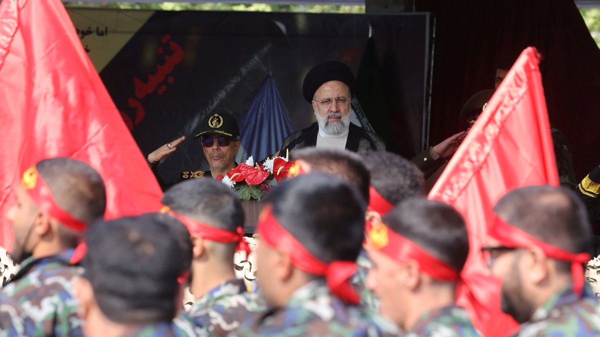 Der iranische Präsident Ebrahim Raisi (2.v.r.) nimmt an der Parade zum Tag der Armee auf einem Militärstützpunkt im Norden Teherans teil.